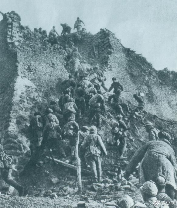 1948年12月，人民解放軍向新保安守敵發(fā)起攻擊。這是解放軍戰(zhàn)士登上新保安城頭。 